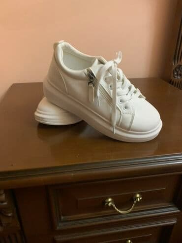 ağ mokasinlər: Yenidir. Hədiyyə alınıb. Ölçüsü uyğun gəlməyib. 36 razmer.Qiyməti 15 — 1