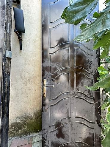 1 eded Taxtadan hazırlanmış tünd qəhvəyi rəngdə daxili qapı. Qapı