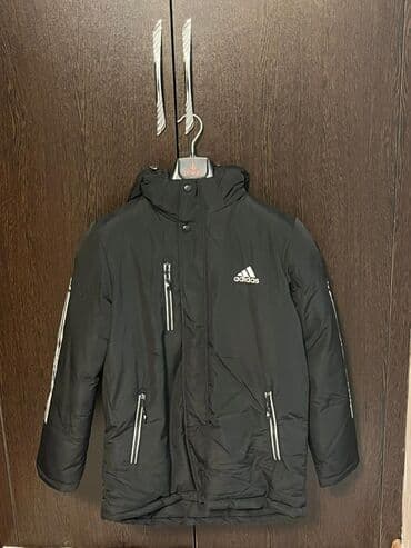 uzun kurtqa: Adidas Kids qış gödəkcəsi - Rəng: qara, ağ loqo və ağ zolaq detalları — 2