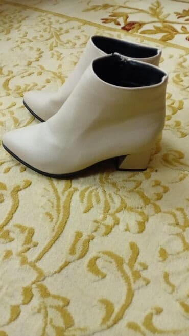 Ağ rəngli qadın botları - Model: qısa boğaz, klassik minimal dizayn -