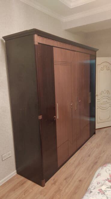Masalar və oturacaqlar: Açılan, 4 qapılı Düz dolab, Qarderob, paltar dolabı — 1