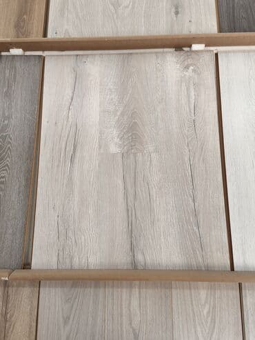 Məhsul: Laminat döşəmə paneli - Rəng/tekstura: Açıq boz, təbii palıd