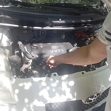 yaris: Toyota Yaris 5 qapı, ağ rəngdə hatchback. Mühərrik və texniki — 1