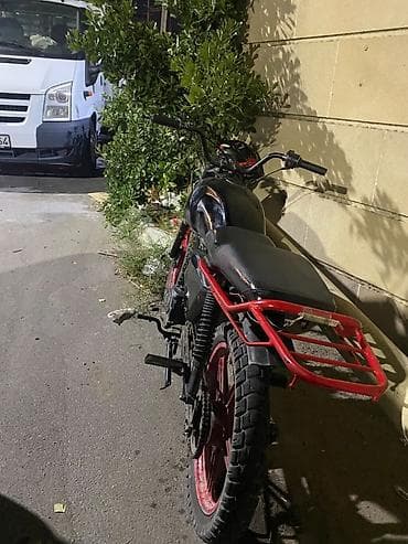 Modifikasiya olunmuş yol/off-road tipli motosiklet - Mühərrik: tək