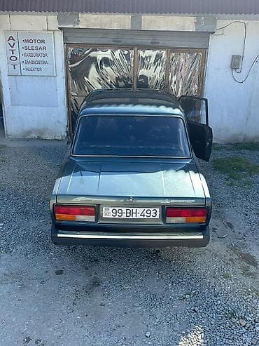 VAZ 2107 sedan - Kuzov: 4 qapılı, klassik kvadrat dizayn, xrom ön