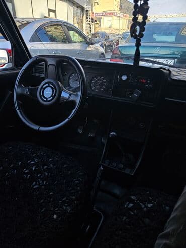 ваза стеклянная прозрачная высокая без узора: Model: VAZ 2107 (klassik sedan) Kuzov: ağ rəng, 4 qapı Ön hissə: xrom — 5