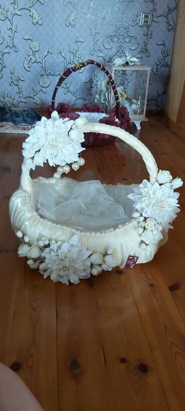 şirniyyat xoncaları: Toy Nişan ücün dekorativ bəzəkli səbət, krem rəngli atlas parça və ağ — 6