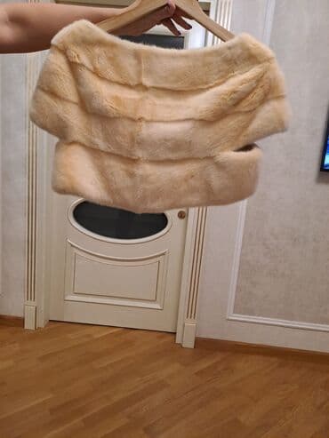 Çimərlik geyimləri: - Qadınlar üçün zərif kürk şal/bolero - Rəng: açıq bej–şampan tonları — 2