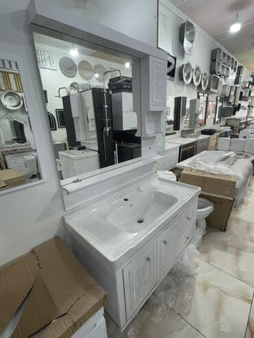 Ağ rəngli, keramik lavabo və aşağı şkafı olan hamam dəsti. Dəstə daxil