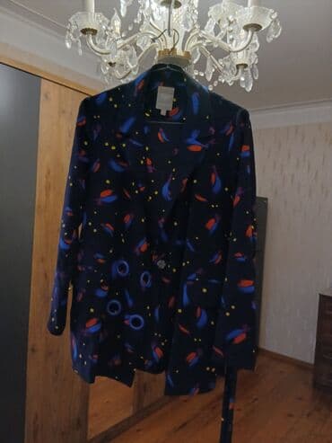 ağ ayaqqabılar: 1-i,1,azn. işlənmiş. 20,ədəddən,aşağı,mal,satılmır. Sayı,çoxdur — 3