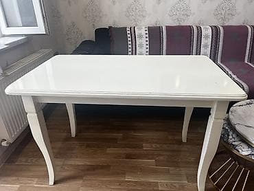 divan metbex: Ağ rəngdə yemək masası və 4 ədəd stul dəsti. Xüsusiyyətlər: - Stil — 4