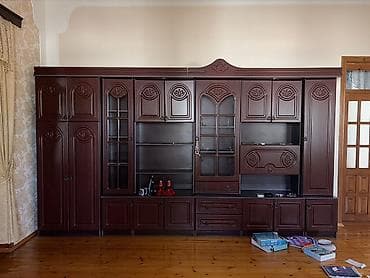 Dolablar: Klassik üslubda iri ölçülü qonaq otağı üçün divar dolabı (sekretsiya) — 3