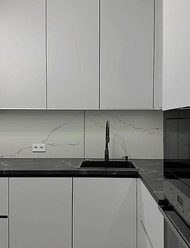 pol parket sekilleri: Müasir “L” formalı mətbəx mebeli – ağ mat fasadlar, qara mərmər — 2