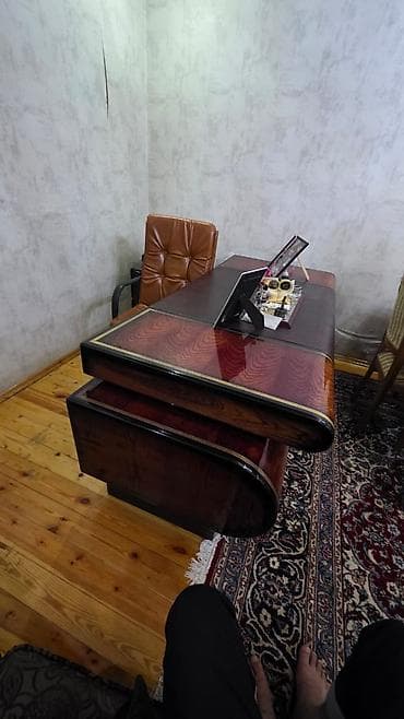 İş masası və kreslo dəsti - Klassik üslubda, yüksək parlaq şponlu at lalafo.az İş masası və kreslo dəsti - Klassik üslubda, yüksək parlaq şponlu