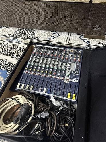 gitara prosessoru: Soundcraft EFX8 mikser pulti - Marka/model: Soundcraft EFX8 - 8 mono — 3