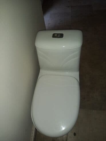 Kompakt unitaz dəsti - Döşəməüstü model, çənlə birlikdə. - İki