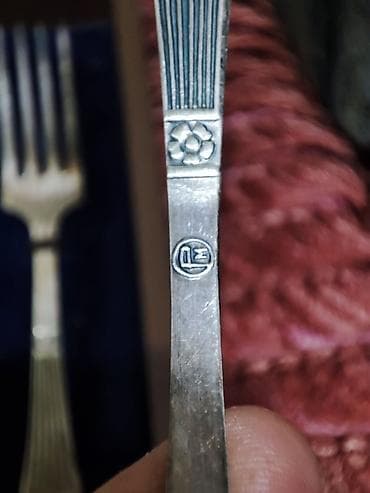 bicaq sekilleri: Klassik stolüstü dəst – gümüşü rəngli süfrə ləvazimatları və şüşə — 3