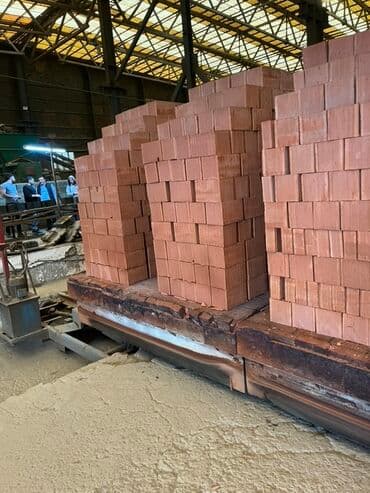Qırmızı kərpic – zavod istehsalı Məhsul xüsusiyyətləri: - Tam bərk — 1