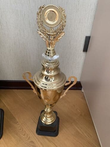 Nərdlər: Qızılı rəngdə böyük kubok - Material: parlaq qızılı tonlu metallik — 1