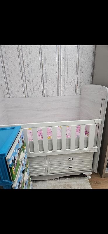 Oğlan və qız üçün, Dördbucaq, Beşik, Dəst ilə, Matras ilə, Yellənmə mexanizmsiz