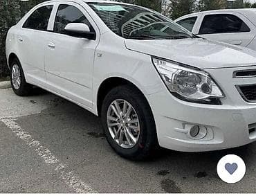 Ağ rəngli sedan avtomobil - Kuzov: 4 qapılı sedan, ağ rəng, yüngül