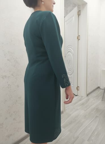 Ətəklər: Heç geyinilmeyib.Tünd yaşıl rəngdə zərif qadın donu - Siluet: Düz — 1