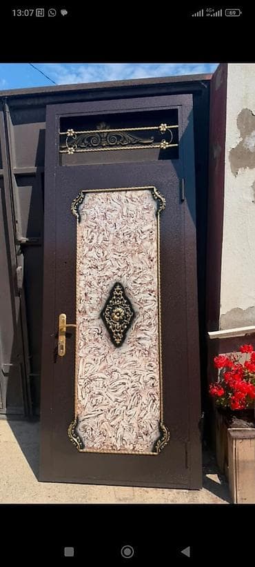 Seyf qapi satilir cox az işlenmis qapidi yeniden secilmr .eni