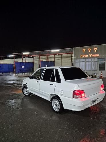 xiaomi redmi 4 бампер: Ağ rəngli sedan avtomobil Xüsusiyyətlər: - Kuzov: 4 qapılı sedan, ağ — 7