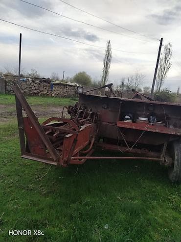 traxdir tekeri: Məhsul: Traktor + ot bağlayan pres (saman presi) qoşqu Təsvir: - Kənd — 8