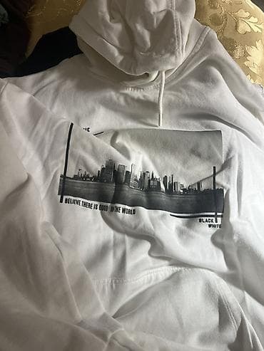 Ağ rəngli kapüşonlu svitşot - Ön hissədə qara-ağ şəhər panoraması