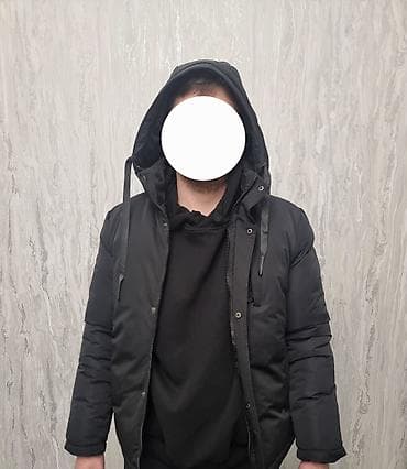Kişi Geyimləri: Kişi üçün qara rəngli qış parkası M razmerdir mənim boyum 1.76 olduğu — 1