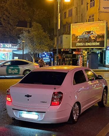 chevrolet cobalt: Chevrolet Cobalt sedan – ağ rəng, 4 qapı, şəhər və tras üçün qənaətcil — 5
