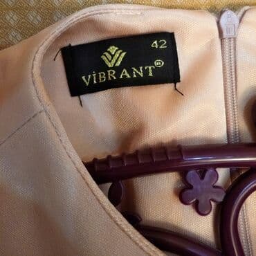 qaş sabitləyici: Ziyafət geyimi. 1 dəfə nişanda geyinilib. Təptəzədir. Yuxarı hissəsi — 4