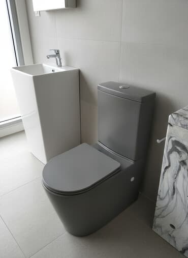 Banyonuz üçün modern boz rəngli unitaz. Bu unitaz inteqrasiya olunmuş