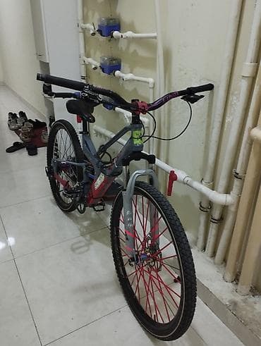 Şəhər/dağ tipli velosiped - Rəng: boz-qırmızı çərçivə, qırmızı şpilli