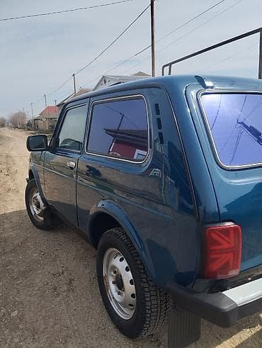 Lada Niva 4x4, mavi rəng, 3 qapılı kuzov. Xüsusiyyətlər: - Tam — 10