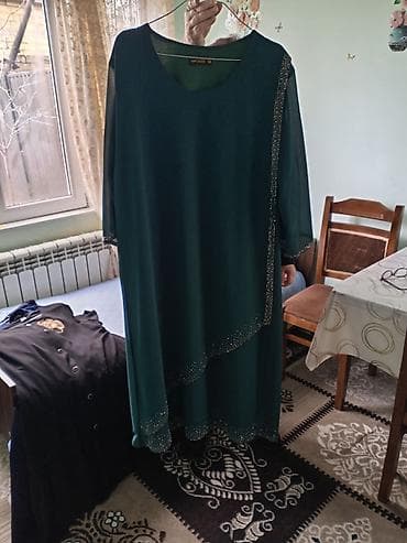 Zümrüd-yaşıl rəngdə uzun ziyafət geyimi. Yüngül şifon üst qatlı, 3/4 — 1