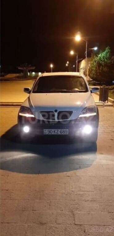 lider disk təkər: Ağ rəngli Kia Sorento avtomobili. Bu model iri faraları və böyük — 11