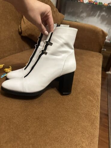 ağ ayaqqabı: Ağ-qara dizaynda qadın botları - Model: Qonşaq boyu (ankle) bot - — 2