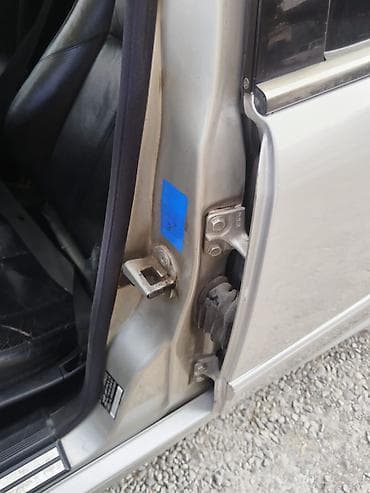on lip: Mercedes-Benz 240: 2.4 l | 1998 il — 4