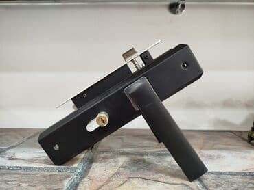 Metaldan hazırlanan qapı üçün mexaniki kilid və tutacaq dəsti -