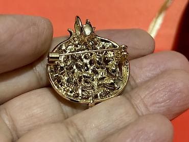 gizil sirga: Nar temalı zərgərlik dəsti - Tərkib: 1 ədəd nar formalı brosa və 1 — 7