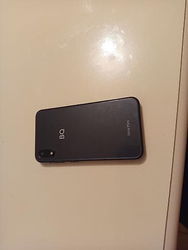 BQ Nice Mini smartfon - Kompakt korpus, arxa qapaqda “BQ” və “Nice
