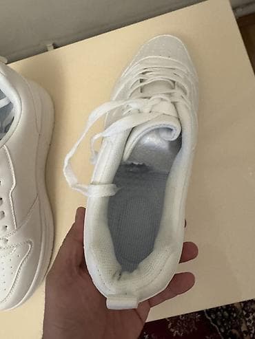 Krasofkalar və idman ayaqqabıları: Ağ rəngli unisex idman ayaqqabısı Yenidir istifade olunmayib — 4