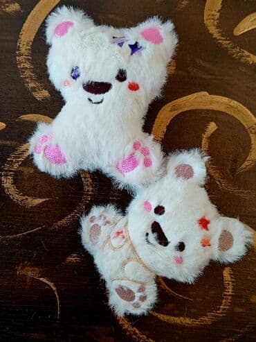 bəzəkli rəqəmlər: Ağ rəngdə, yumşaq tüklü, doldurulmuş ayıcıq oyuncaqları. Hər bir — 3