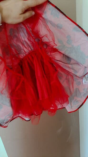 altı qırmızı ayaqqabı: Next Baby platya. 12-18 ay razmer. Pışnıy modeldir. Altında astarı — 2