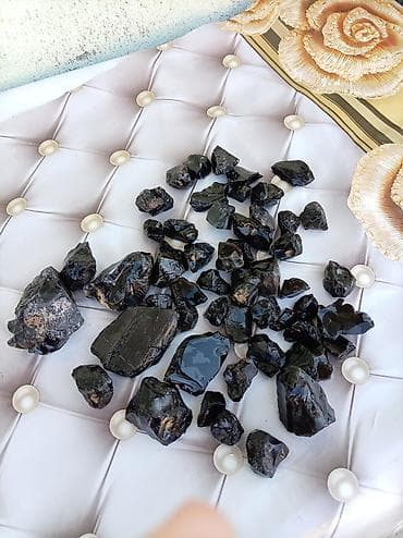toy dekoru: 51 ədəd Tünd qara rəngli obsidian . Xüsusiyyətlər: - Rəng: dərin qara — 3