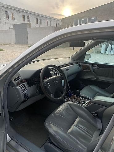 mercedes e 2: Mercedes-Benz 320: 3.2 l | 2001 il Sedan — 1