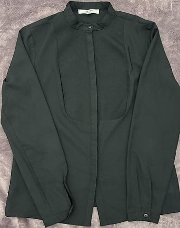 Koton qadın köynəyi Qara rəngdədir. XS/S geyinən xanımlar üçün