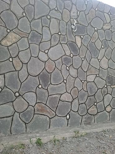 heyet darvazalari: Təbii qaya daşları – boz rəngli, yastı və çoxbucaqlı formalarda — 2